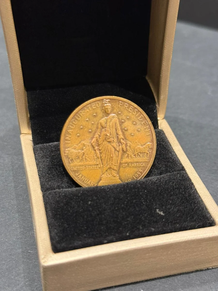 Rare Dwightd Eisfnho USA Commemorative Coin Bronze - Image 2